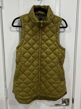 Athleta Whisper Featherless Quilted Puffer Vest in Acacia Olive